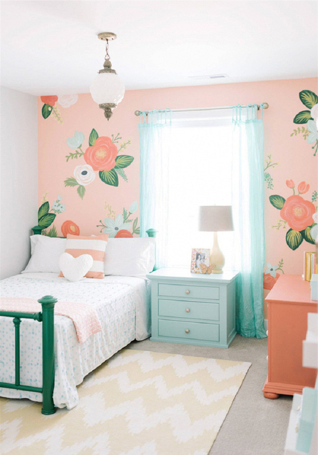 Căn phòng ngủ trông sinh động hơn nhiều với những họa tiết hoa cỡ lớn trên nền tường hồng đào.