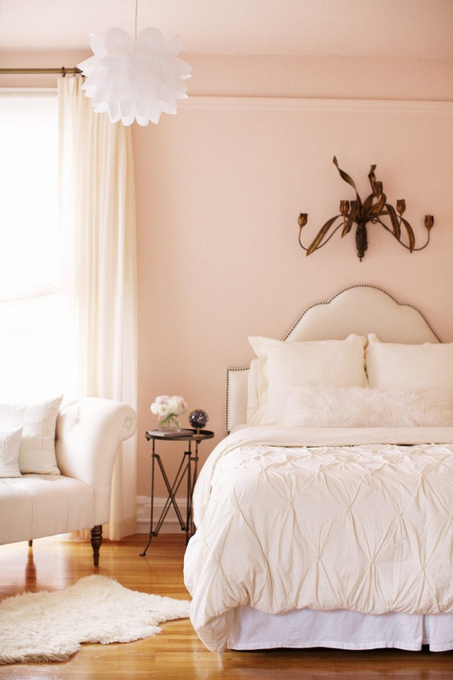 Một căn phòng ngủ đầy nữ tính được bao phủ bởi gam màu hồng đào.