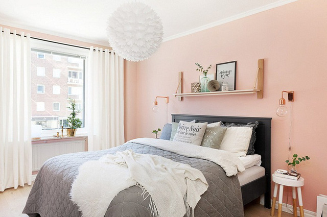 Một căn phòng ngủ hiện đại với màu sơn tường hồng đào.