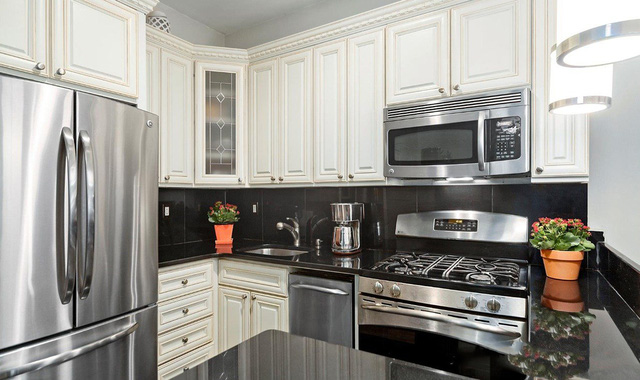 Phòng bếp đặc trưng với những tủ bếp tùy chỉnh, đảo bếp và sàn bằng đá granit, các thiết bị thì đều được làm từ thép không gỉ. Liền kề với phòng bếp chính là không gian phòng làm việc nhỏ nhưng ấm cúng.