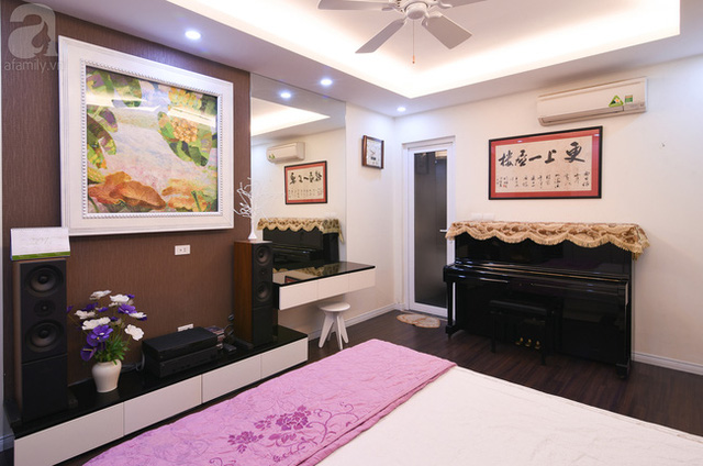 Phòng ngủ của vợ chồng chị Lê cũng sử dụng tông màu đen - trắng tone sur tone với toàn bộ căn hộ.