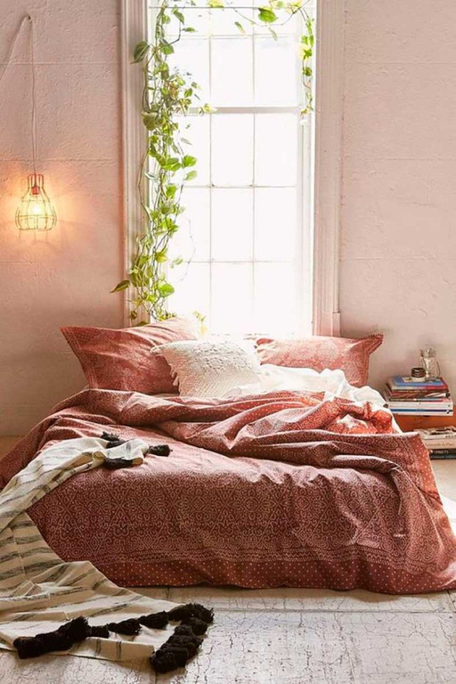 Một căn phòng ngủ sơn hồng đào với một chiếc giường ngủ giản dị vậy thôi cũng đủ khiến bao người mơ ước.